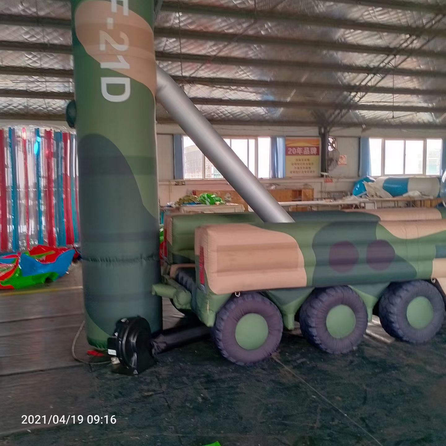 宝应军事演习中的充气目标车辆：模拟发射车雷达车坦克飞机